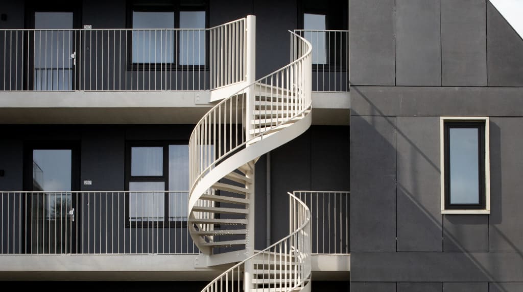 Witte spiltrap appartementencomplex